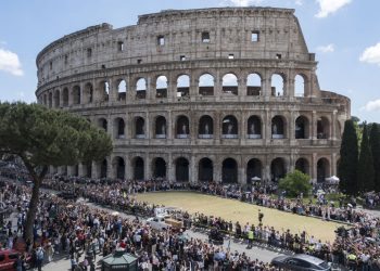 Operaio di 22 anni muore nella notte al Colosseo per un incidente sul lavoro. Giuli: “Evento tragico”