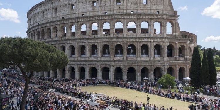 Operaio di 22 anni muore nella notte al Colosseo per un incidente sul lavoro. Giuli: “Evento tragico”