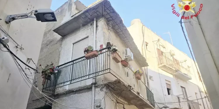 Crolla balcone abitazione a Mazara del Vallo, muore proprietaria