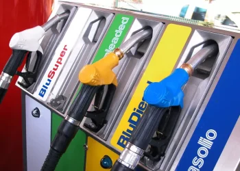 Gasolio sfiora 2,9 in autostrada; fino a 3,1 euro per il servito: colpa dell’aggressione occidentale all’Iran