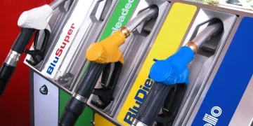 Gasolio sfiora 2,9 in autostrada; fino a 3,1 euro per il servito: colpa dell’aggressione occidentale all’Iran
