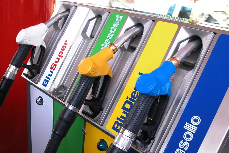 Gasolio sfiora 2,9 in autostrada; fino a 3,1 euro per il servito: colpa dell’aggressione occidentale all’Iran