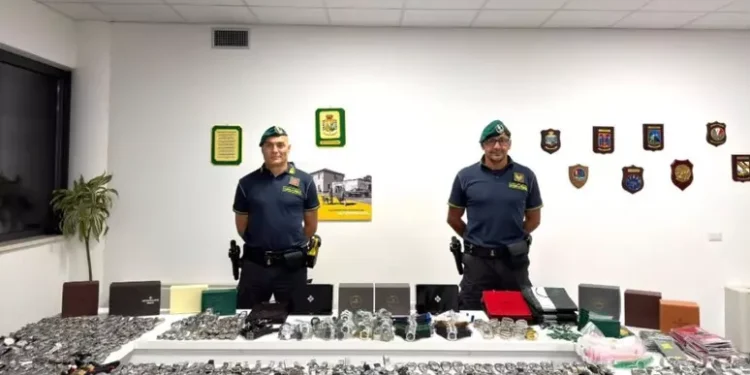 Scoperta a Olbia una base logistica del falso, sequestrati 1300 orologi