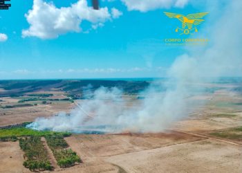 Incendio a Cabras, in azione un elicottero