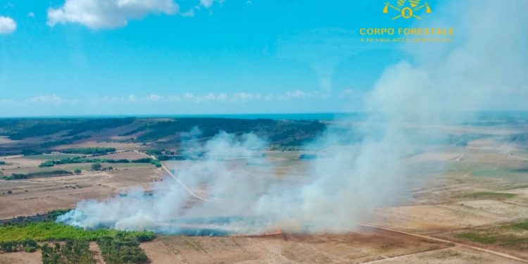 Incendio a Cabras, in azione un elicottero