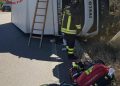 Costa Smeralda, mezzo pesante si ribalta: un ferito grave