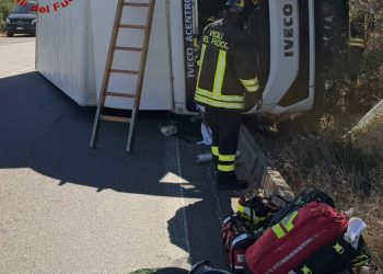 Costa Smeralda, mezzo pesante si ribalta: un ferito grave