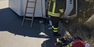 Costa Smeralda, mezzo pesante si ribalta: un ferito grave