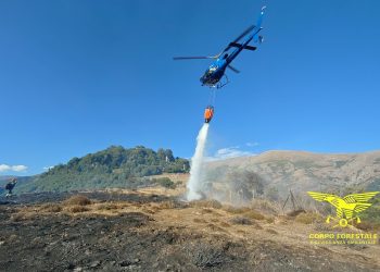 Fiamme a Ussana, in azione l’ elicottero della Forestale