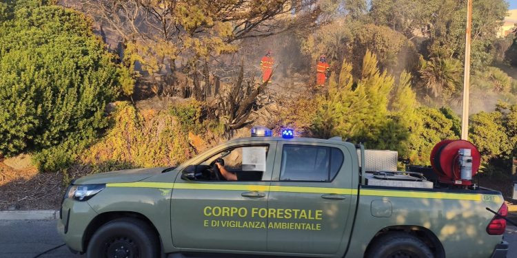 Incendio a Calasetta partito dal lancio di un bengala, individuati i responsabili
