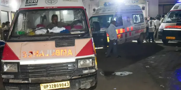 India, crolla un edificio di 5 piani a Nuova Dehli: 6 morti, si scava sotto le macerie