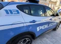 Accoltella l’ex moglie e fugge con il figlio, preso dopo 7 ore di ricerche