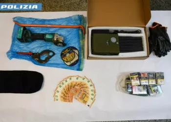 Furti in distributori di carburante sulla 131, un arresto e due denunce