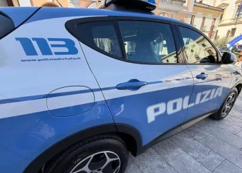Accoltella l’ex moglie e fugge con il figlio, preso dopo 7 ore di ricerche