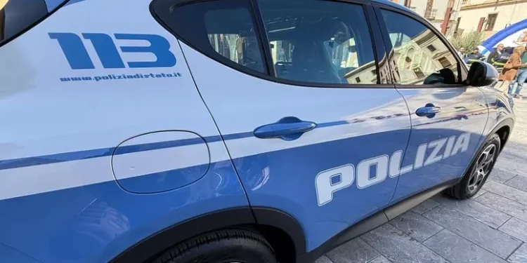 Accoltella l’ex moglie e fugge con il figlio, preso dopo 7 ore di ricerche