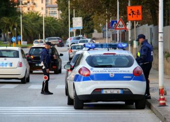 Scappa con l’auto dopo avere investito due bimbe sulle strisce a Sassari