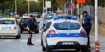 Scappa con l’auto dopo avere investito due bimbe sulle strisce a Sassari