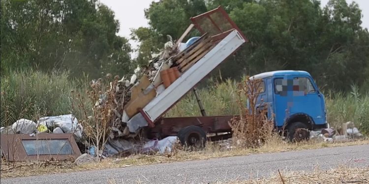 Quartu, rifiuti edilizi abbandonati e bruciati, grazie alla videosorveglianza individuati i responsabili
