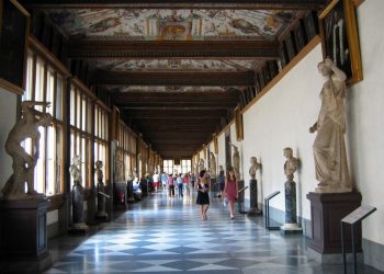 Bomba d’acqua sugli Uffizi: bagnato il Bacco di Caravaggio