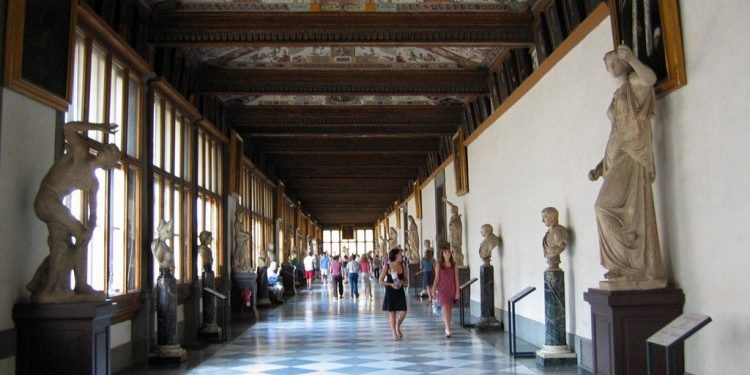 Bomba d’acqua sugli Uffizi: bagnato il Bacco di Caravaggio