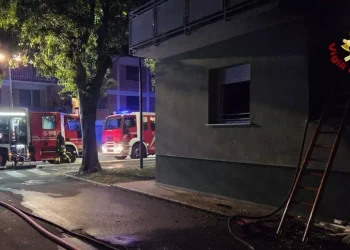 2 morti e 13 feriti in un palazzo in fiamme