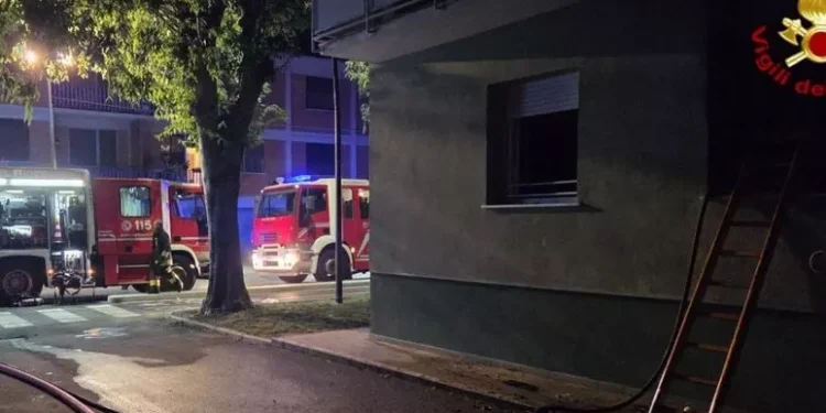 2 morti e 13 feriti in un palazzo in fiamme