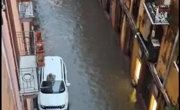 Allagamenti a Bosa, il temporale rilancia l’allarme del Comitato: «L’acqua non arriva solo dal Temo»