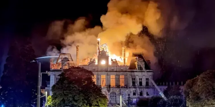 Crollata la torre del municipio di Limoges, ‘danni gravissimi’