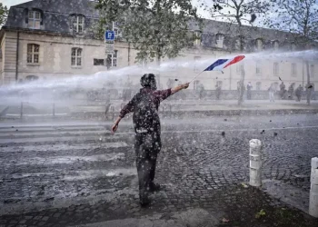 Media, blitz dei manifestanti francesi contro la sede di CNews