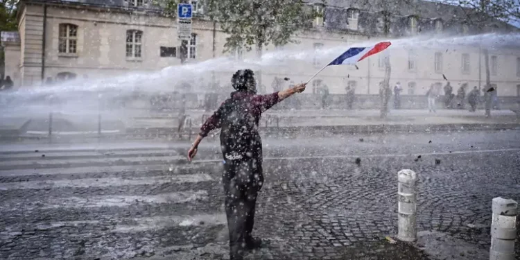Media, blitz dei manifestanti francesi contro la sede di CNews