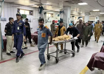 Crolla il tetto di una scuola in Pakistan, morti 27 bambini e un’insegnante