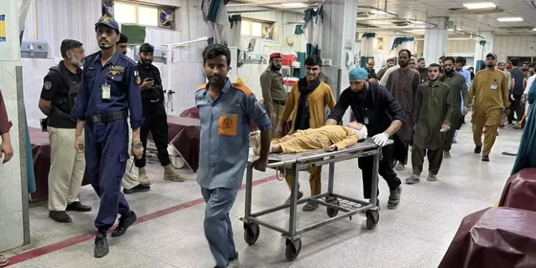 Crolla il tetto di una scuola in Pakistan, morti 27 bambini e un’insegnante