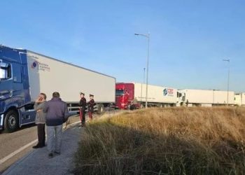 Campania, terzo giorno di protesta dei camionisti: circolazione bloccata o rallentata