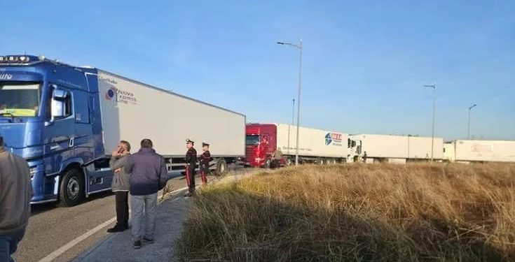 Campania, terzo giorno di protesta dei camionisti: circolazione bloccata o rallentata
