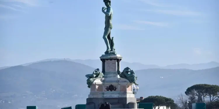 Trovata bombola di gas sotto il David a piazzale Michelangelo a Firenze