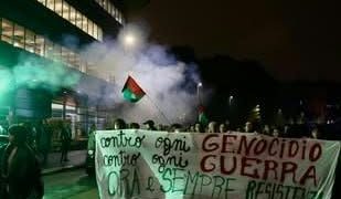 Torino, polizia cerca di impedire corteo per la Palestina: cariche e scontri