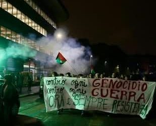 Torino, polizia cerca di impedire corteo per la Palestina: cariche e scontri