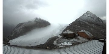 In Alto Adige torna la neve dopo un’estate con il caldo record: imbiancato Passo dello Stelvio