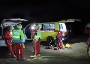 Frana in una grotta in Sardegna, è vivo lo speleologo bloccato