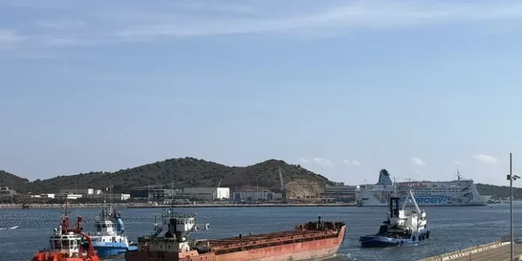 Dopo sette anni la nave Lira lascia il porto di Olbia