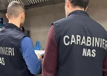 Schiaffi, insulti e violenze sessuali a anziane in una residenza per anziani