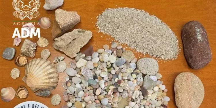 Nel 2026 rubati 250 kg di sabbia e ciottoli dalle spiagge sarde