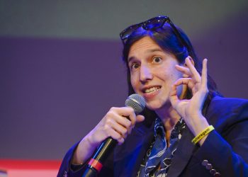 Schlein candidata alle primarie con 578 voti. E l’assemblea dem le prolunga il mandato