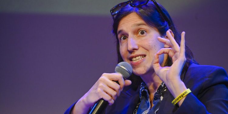 Schlein candidata alle primarie con 578 voti. E l’assemblea dem le prolunga il mandato
