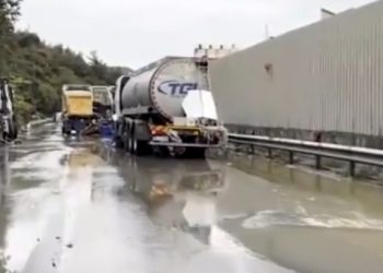 Alluvione a Istanbul: case e strade allagate, almeno tre morti