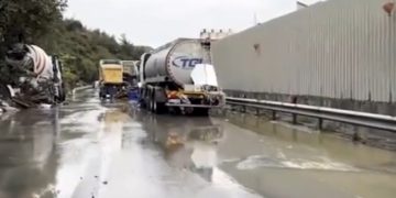 Alluvione a Istanbul: case e strade allagate, almeno tre morti