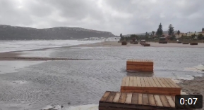 Cagliari, mareggiata al Poetto: spiaggia sommersa dall’acqua
