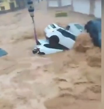 Alluvione in Spagna, le auto sommerse e trascinate dalla corrente