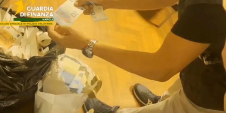 Napoli, 400 mila euro falsi: la zecca clandestina col metodo Napoli Group
