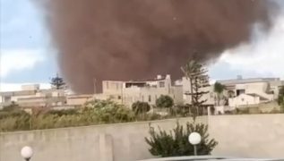 Doppia tromba marina nel Trapanese: distrutta una scuola a Marsala, un’auto finisce in un burrone
